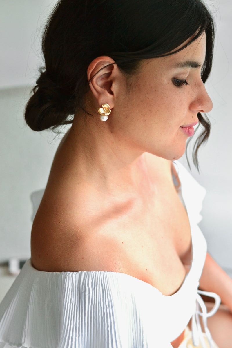 Boucles d'oreilles A deux fleuris or et perles portées par une mariée