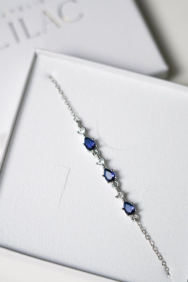 Bracelet de mariée argenté fait de cristaux et de pierres bleues