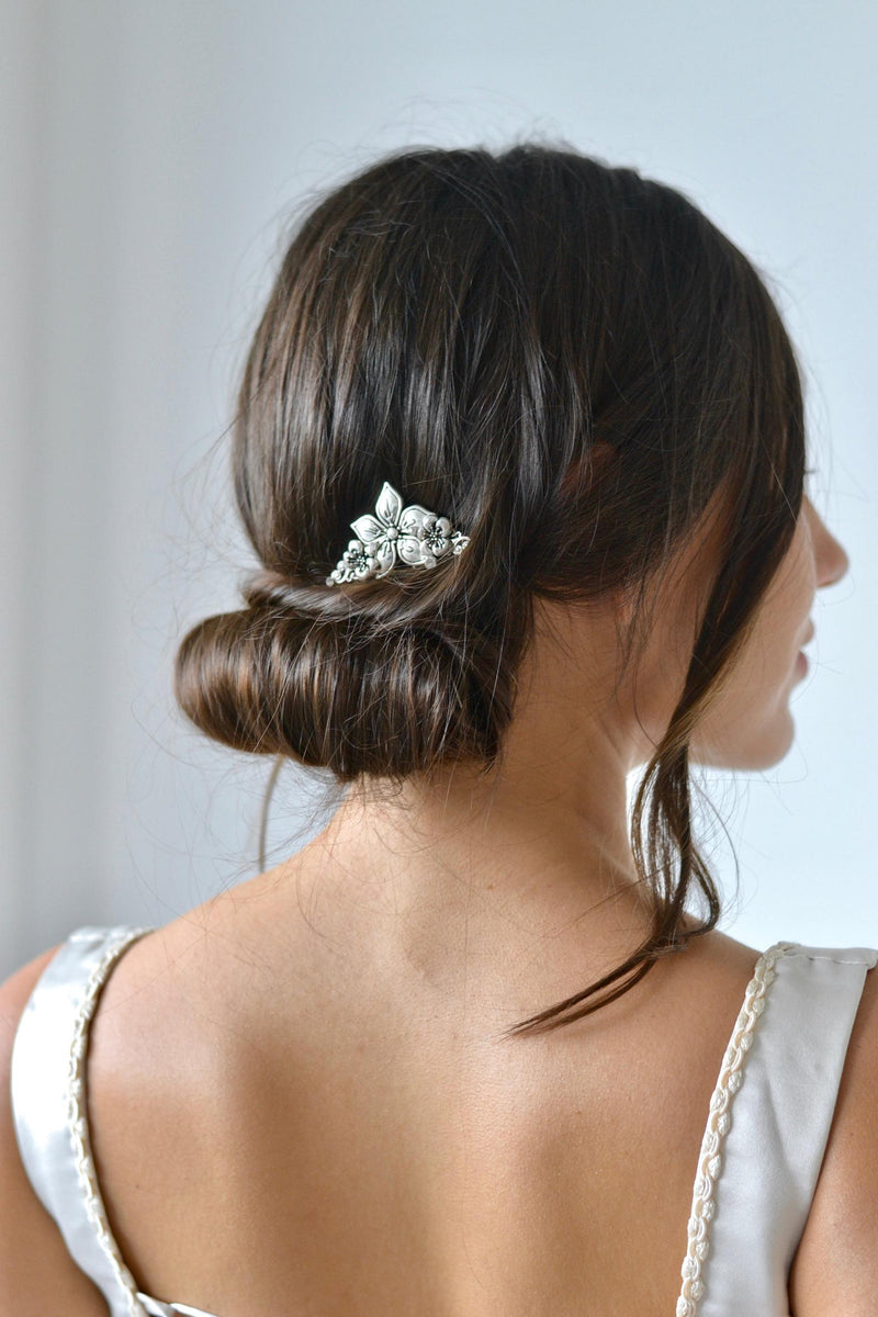 pic de cheveux floral en argent pour le coupe d'une mariée au style bohème chic 