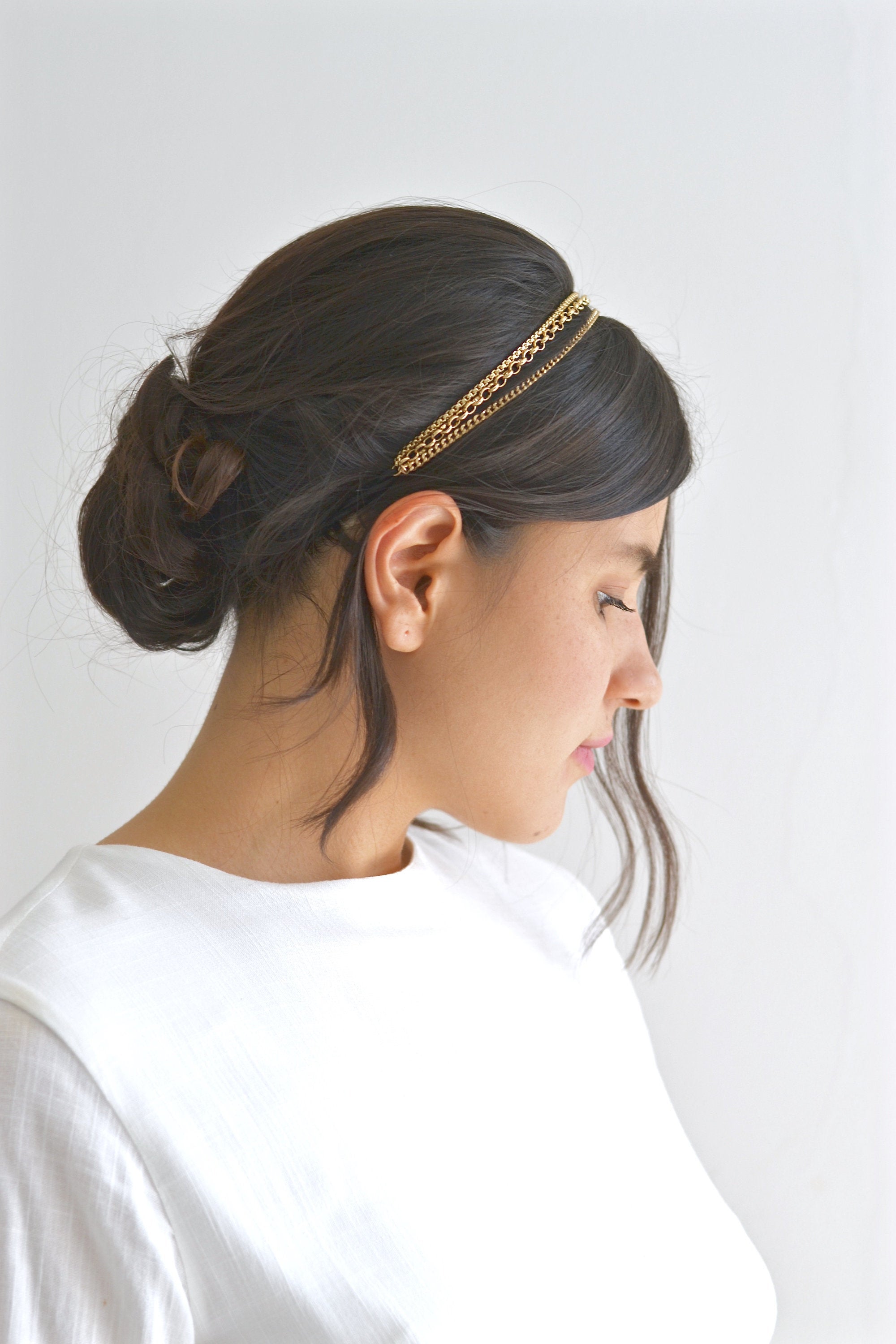 mariée coiffé pour son mariage avec un headband en or avec 3 niveaux de chaines