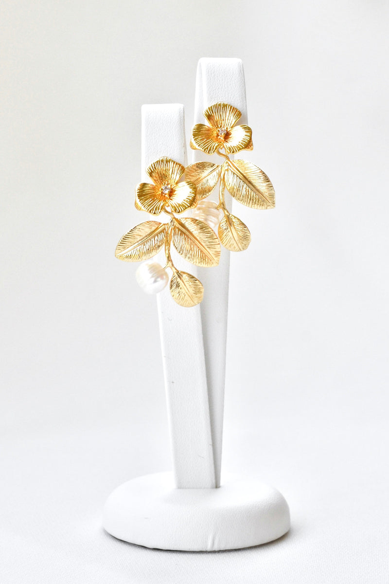 Boucles d'oreilles de mariage bohèmes pendantes à fleurs et feuilles dorées et perle naturelle blanche