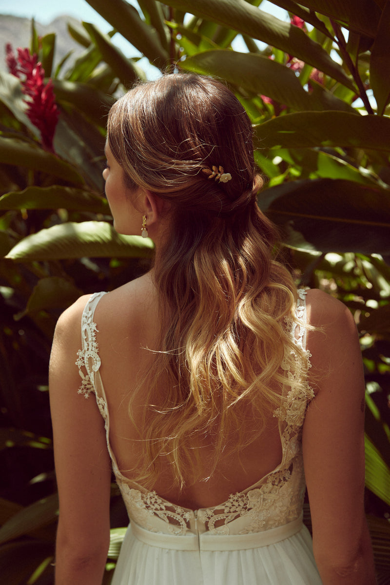 pic de cheveux mariage floral avec des fleurs en nacre blanche