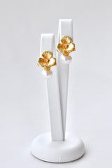 Boucles d'oreilles romantiques fleurs or avec perle blanche suspendue 