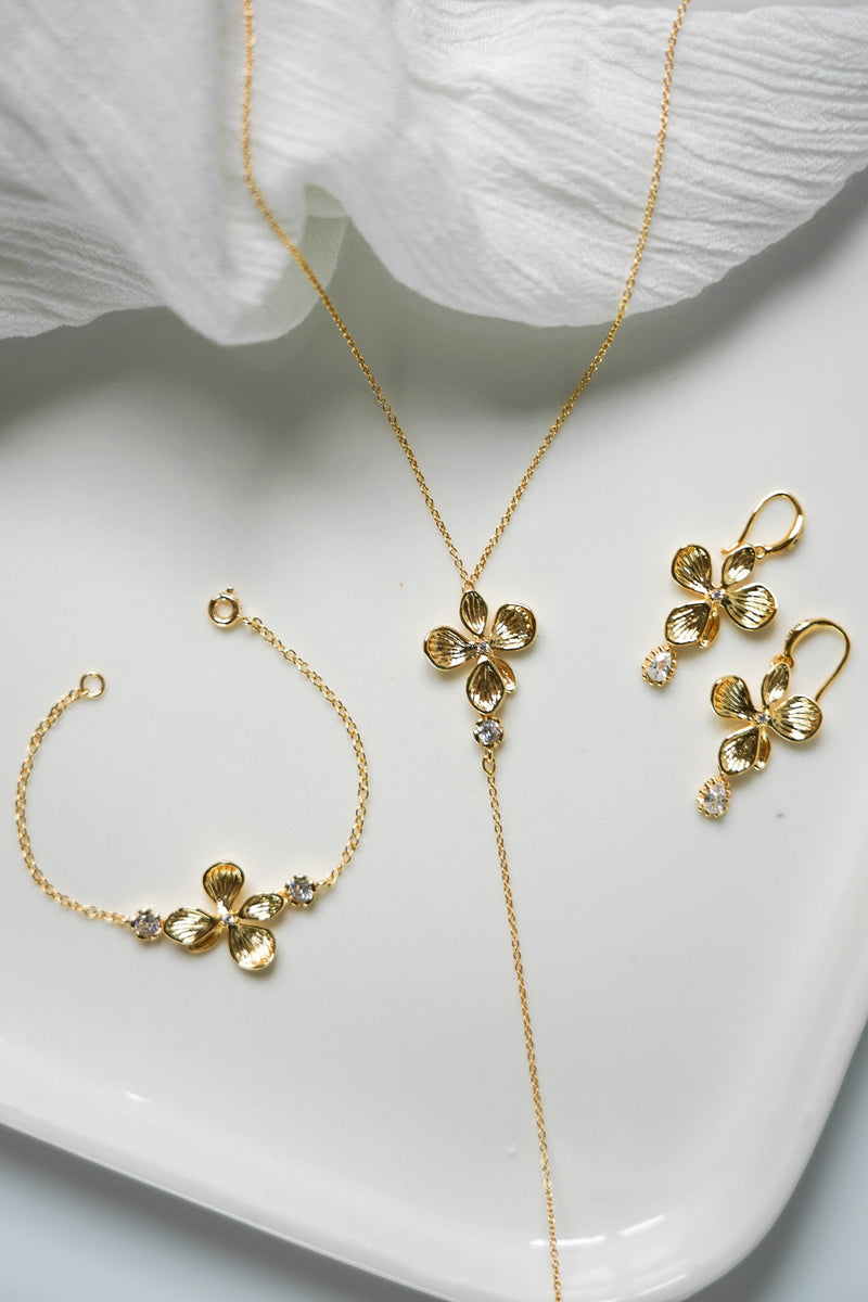 Collier de dos fleurs en or et cristal, bracelet et boucles d'oreilles pendantes assorties