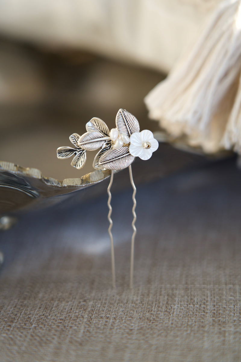 pic de cheveux vintage avec un fleur en nacre blanche et des feuilles avec argent rajouté avec des perles au centre des feuilles