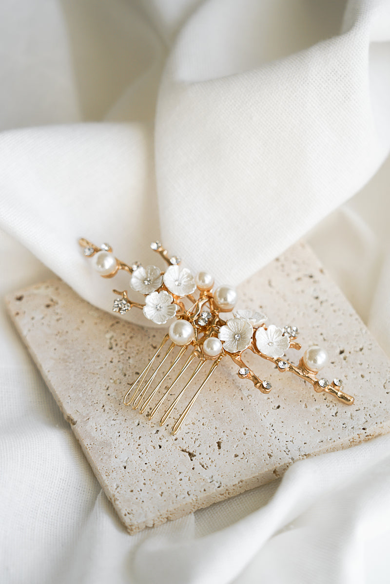 Peigne champêtre avec perles et fleurs mariage bohème chic
