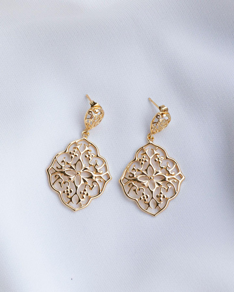 Boucles d'oreilles ornementales pendantes dorées au style romantique