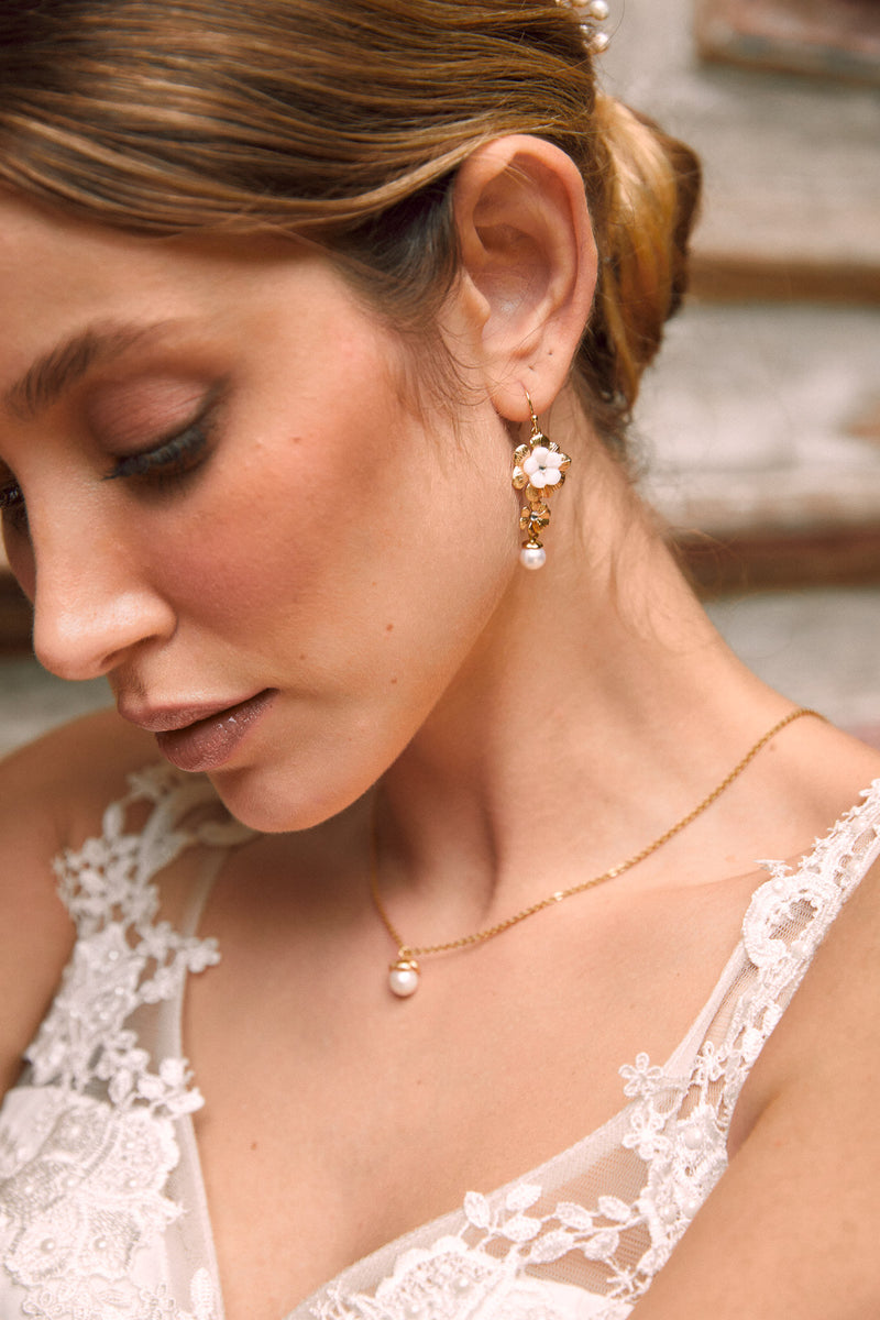 Luisa - Floral halterneck necklace with pearls