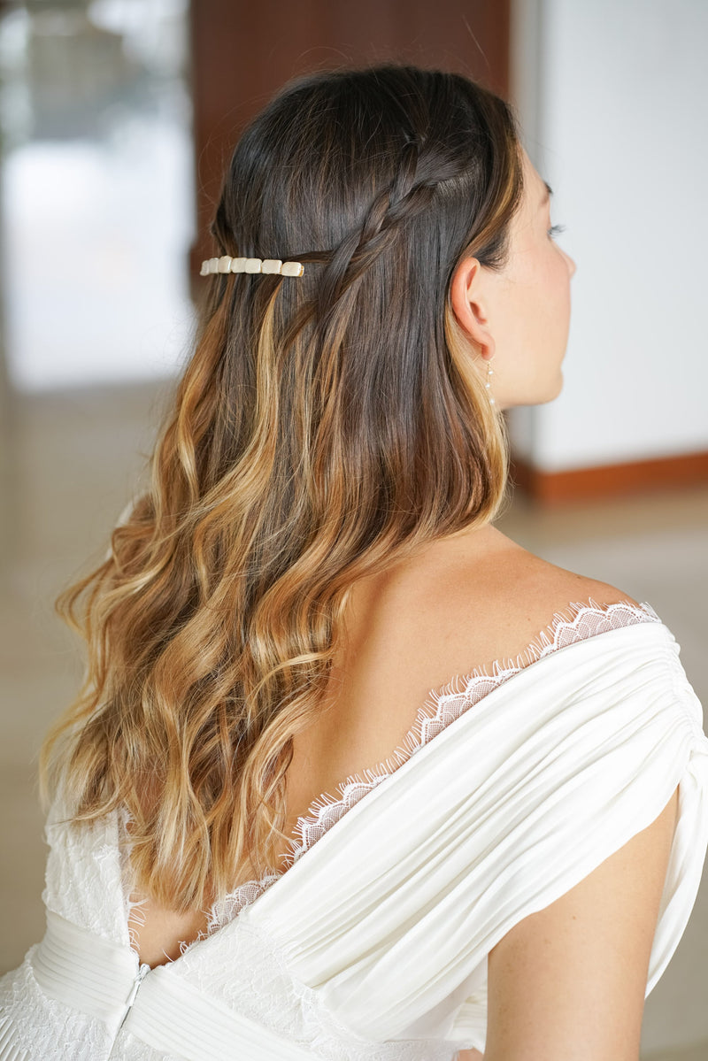 coiffure de mariée avec une barrette rectangulaire blanche