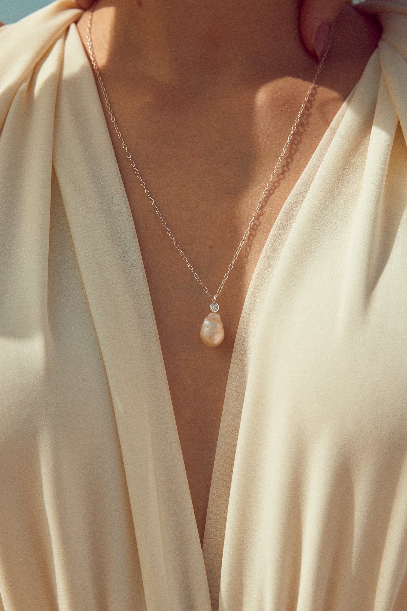 Collier perle naturelle baroque avec zircon