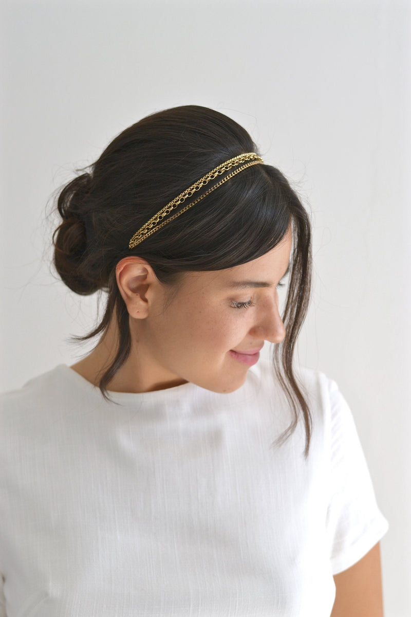 headband en or de mariage sur une coiffure en chignon
