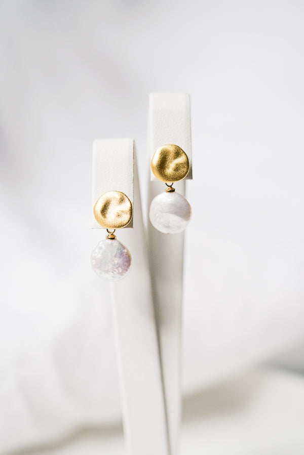 Boucles d'oreilles or mat avec perle naturelle