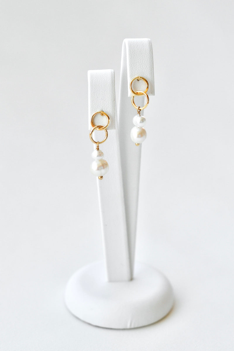 Boucles d'oreilles pendantes à double anneau doré et doubles perles naturelles blanches