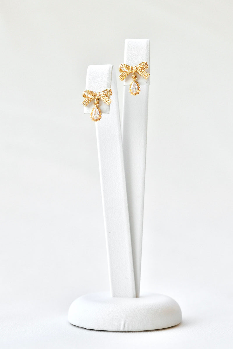 Boucles d'oreilles noeud papillon doré avec petits cristaux