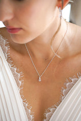 collier de mariage long porté par une mariée pour le jour de la cérémonie