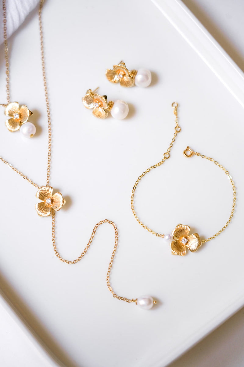 bijoux de mariage en perles naturelles et de fleurs en or avec des brillants