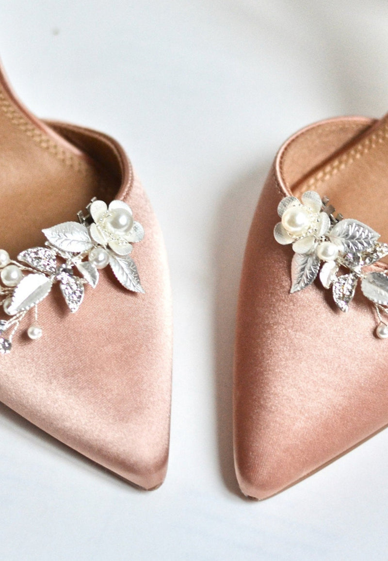 Clips à chaussures de mariage fleuris en argent sur des chaussures roses
