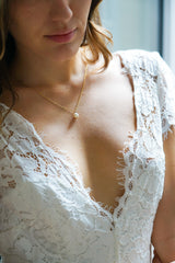 collier avec un pendentif perle naturelle sur une mariée romantique