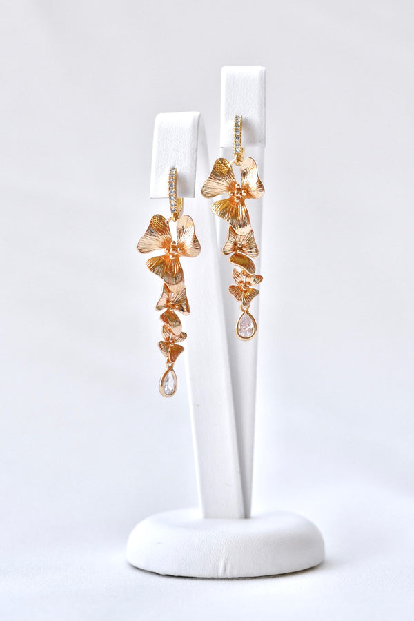 Boucles d'oreilles pendantes à trois fleurs en or et cristaux