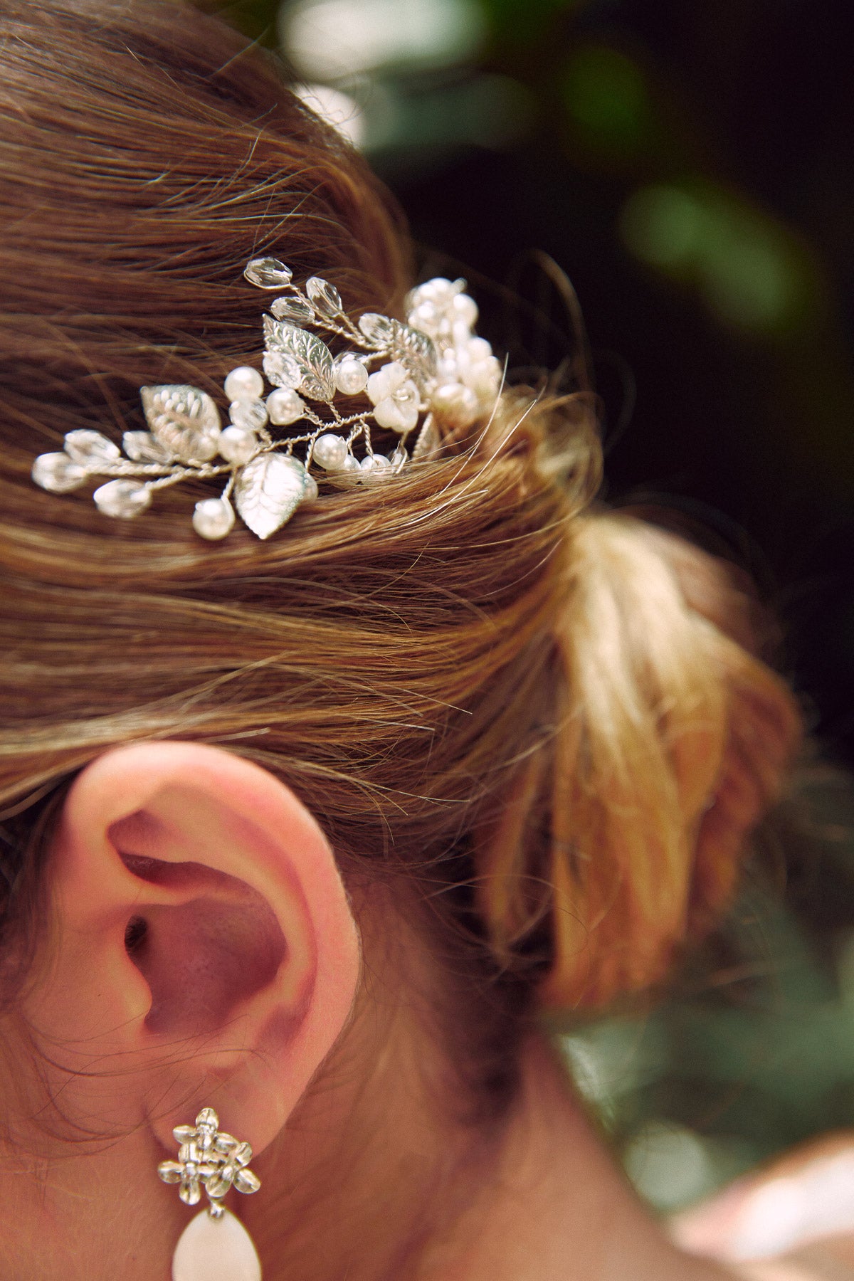 peigne de mariage pour cheveux en argent avec des fleurs et des perles 