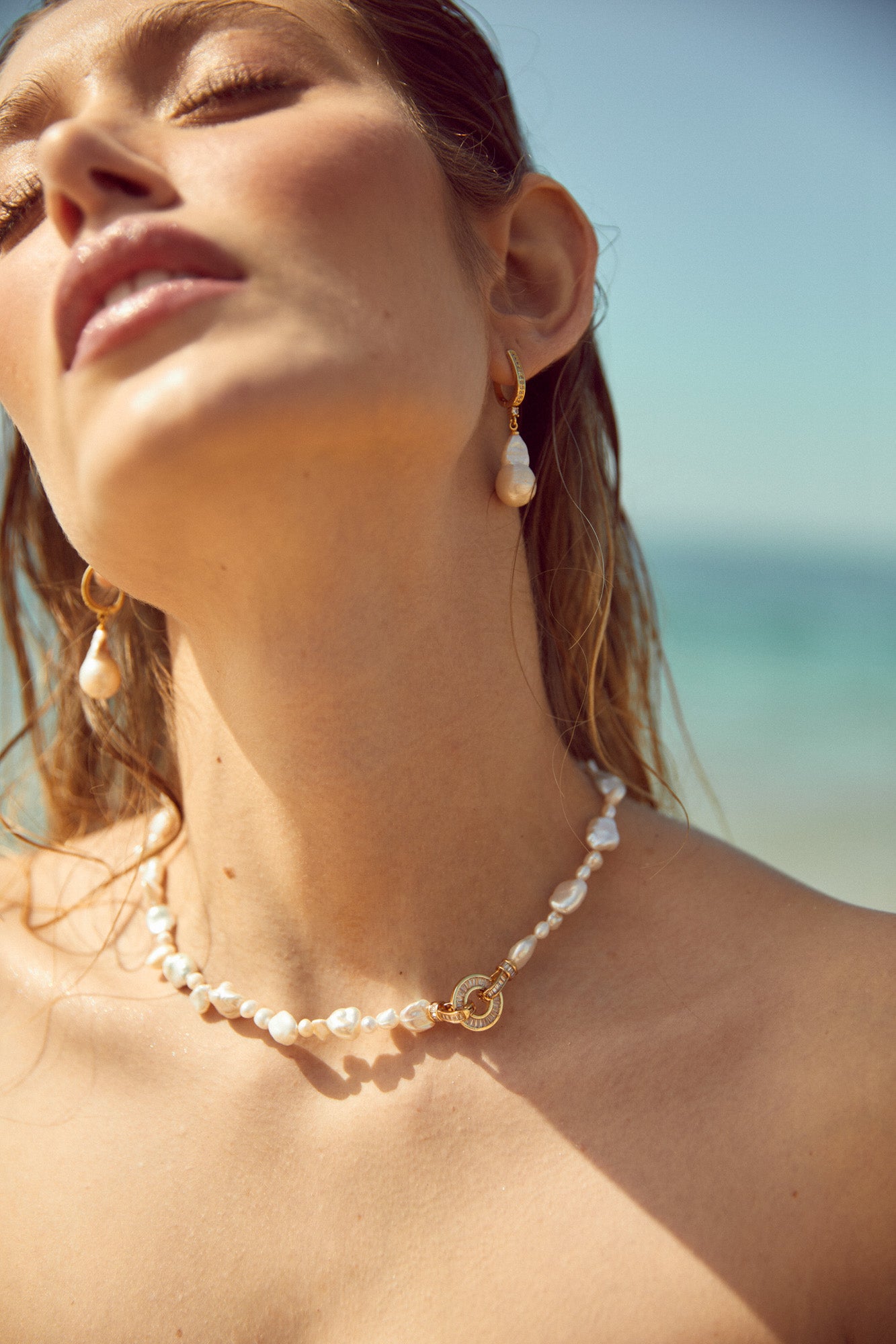 Collier de perles élégant pour un mariage sur la plage