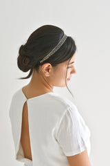 coiffure de mariée en chignon bas avec un headband style années 20