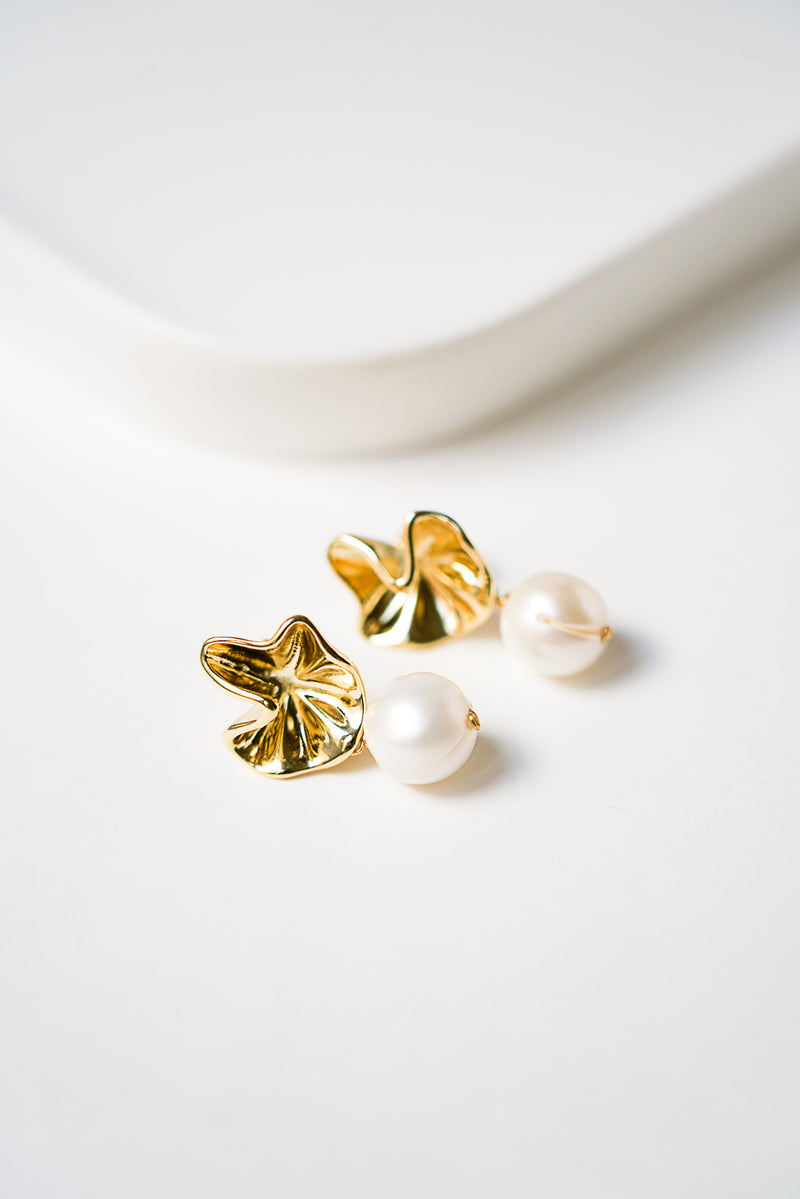 Boucles d'oreilles pendantes en or et perle naturelle de culture