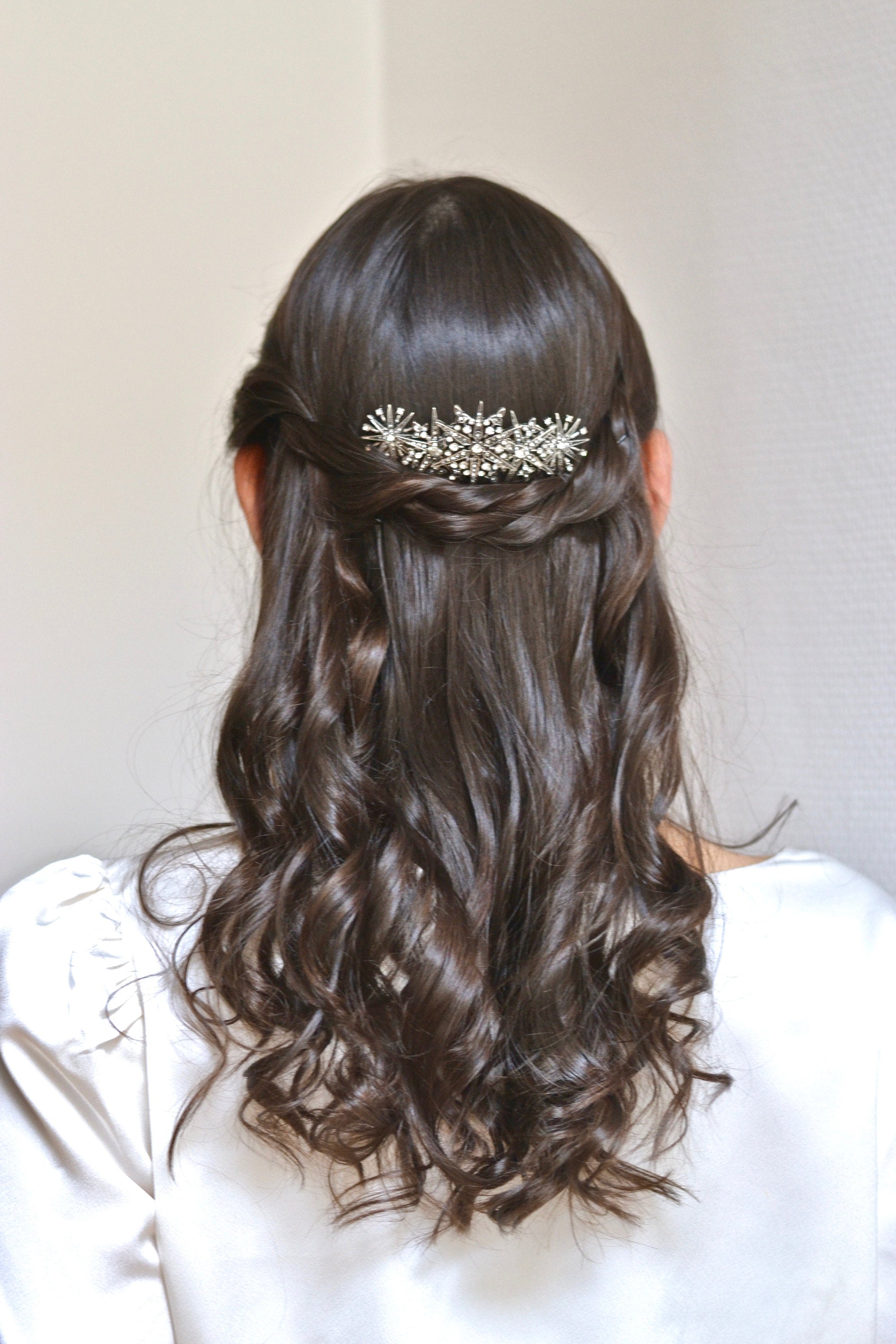 peigne de mariage céleste fait main avec 3 styles d'étoiles différentes sur une coiffure d'invités de mariage en demi-queue 