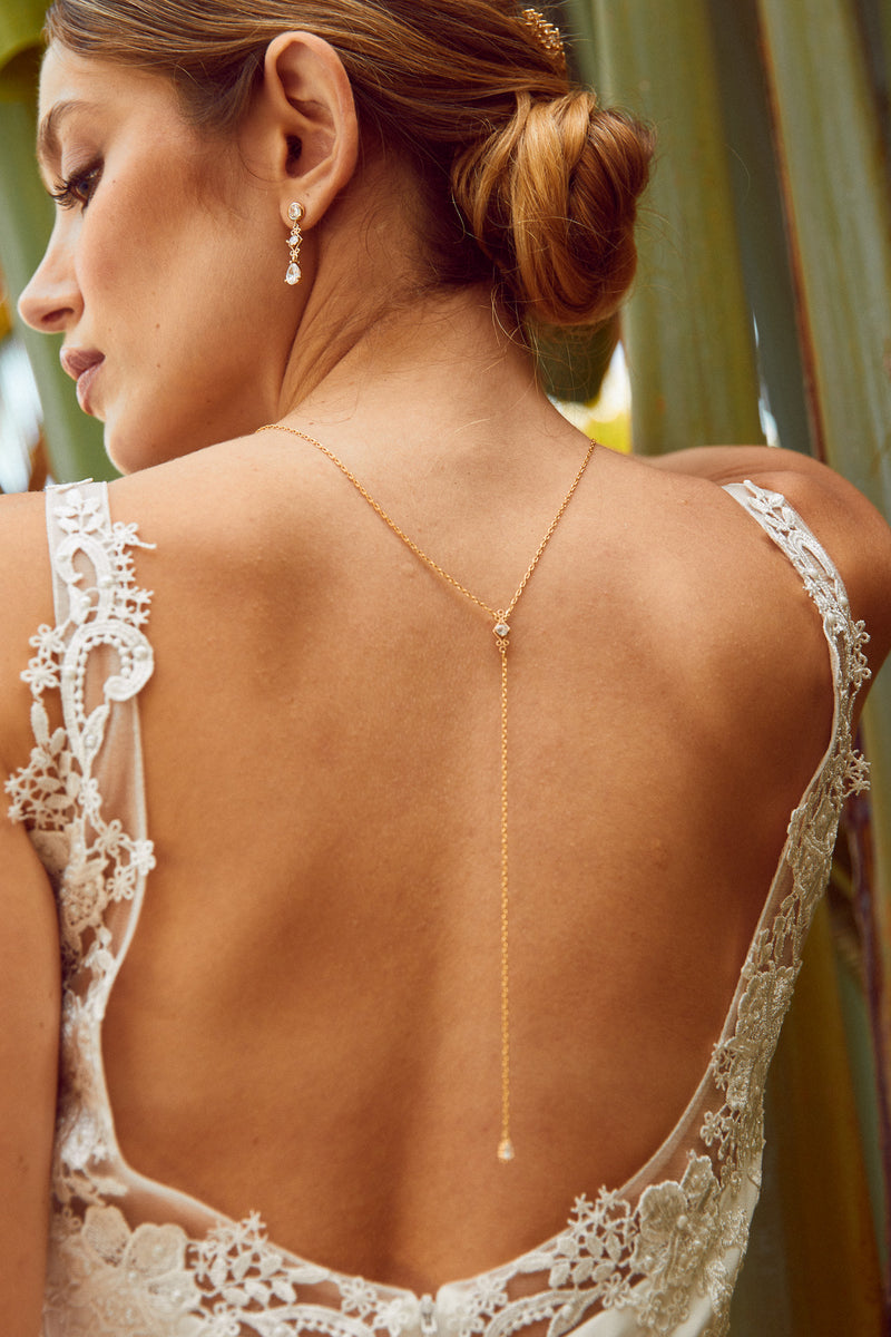 Bijou de dos pour mariée avec chaines or et cristaux transparent bohème
