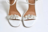 Clips à chaussures fleuris sur talons blancs
