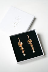 Boucles d'oreilles pendantes en or à trois fleurs et perles naturelles