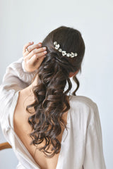 Mariée portant une vigne à cheveux florale à cristaux