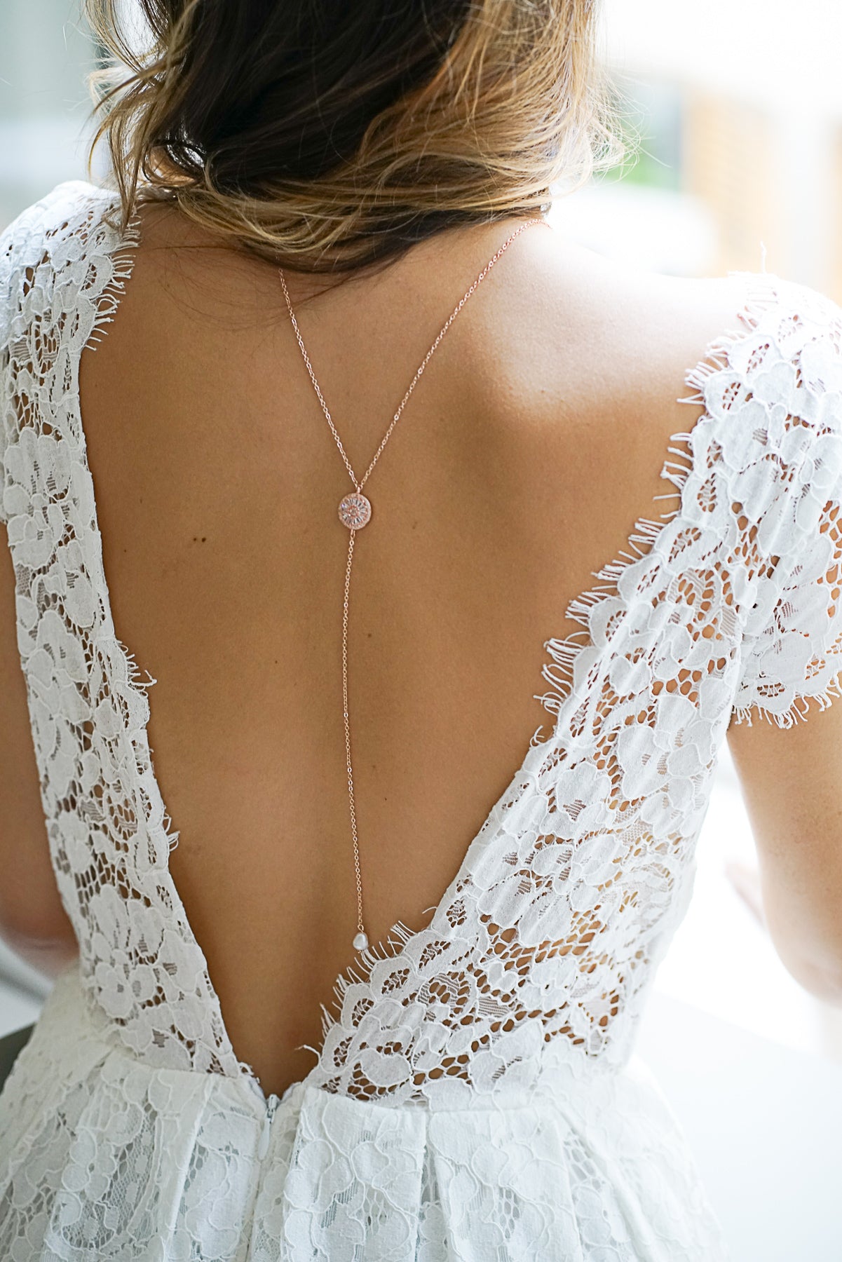 collier de dos pour mariage en or rose avec un pendentif perle naturelle