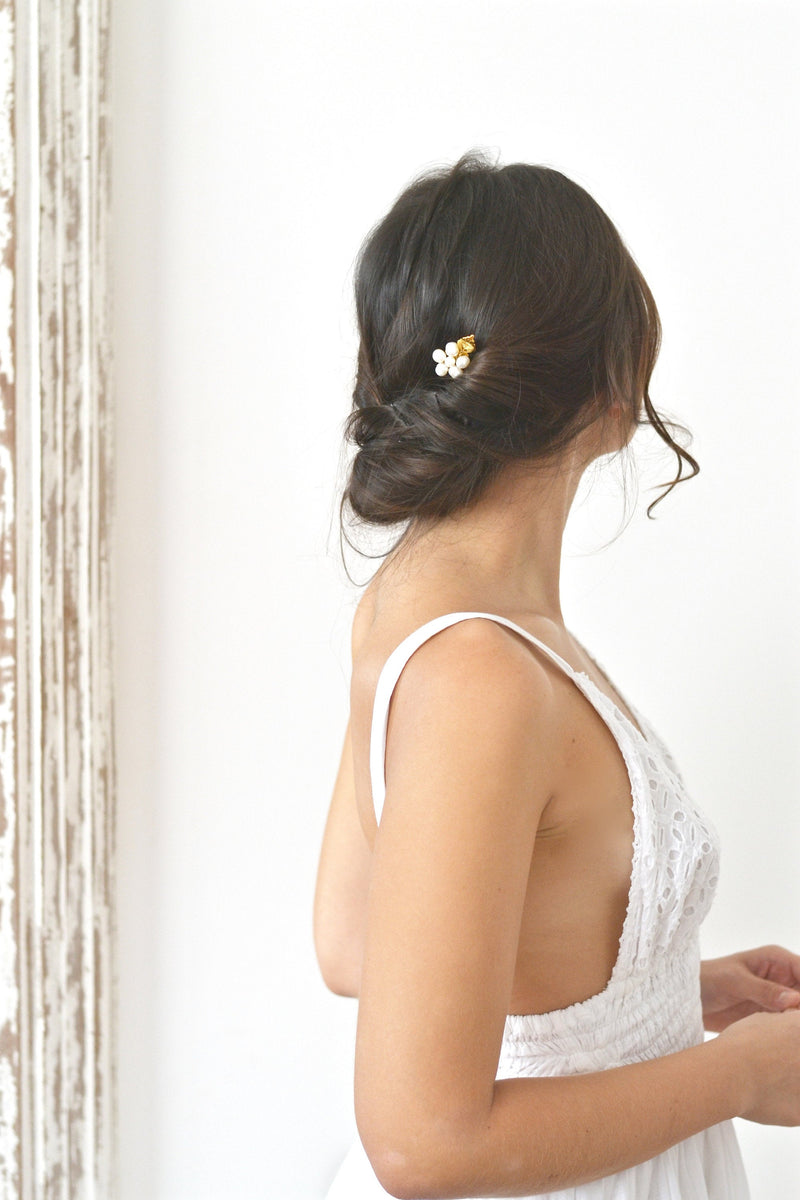 Mariée portant un petit peigne de mariage fleur en perle et feuille dorée