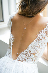 femme portant une robe de mariée et un collier de dos romantique avec un connecteur en zircon or rose