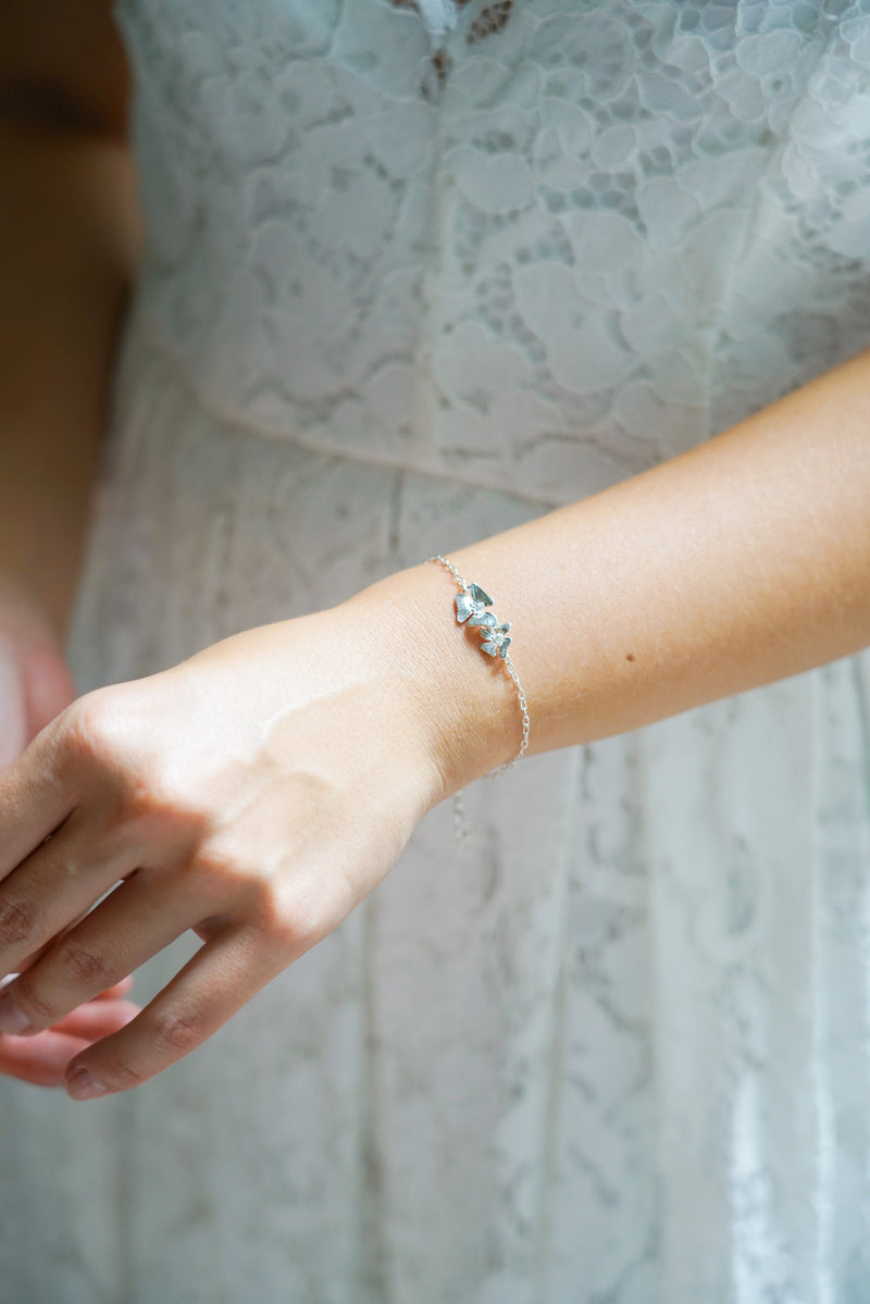 Mariée portant un bracelet à fleurs en argent