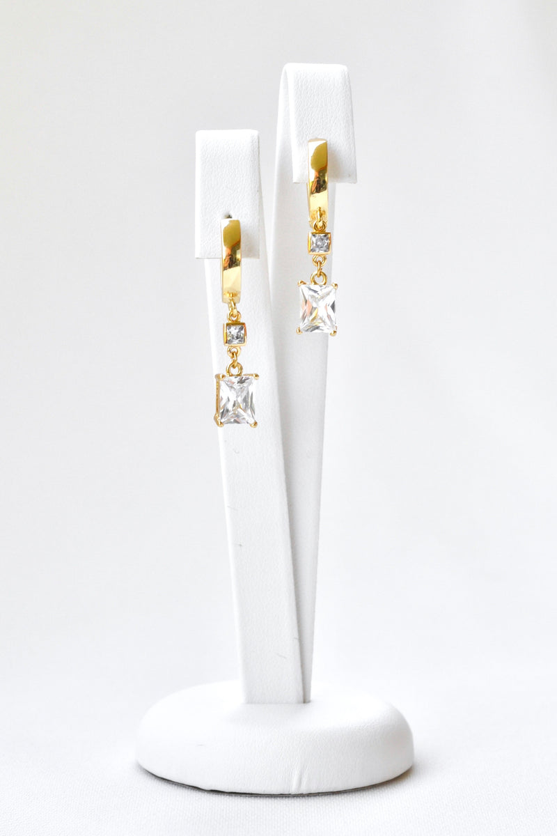 boucles d'oreilles pour mariage style vintage avec des cristaux carré sur un fond blanc