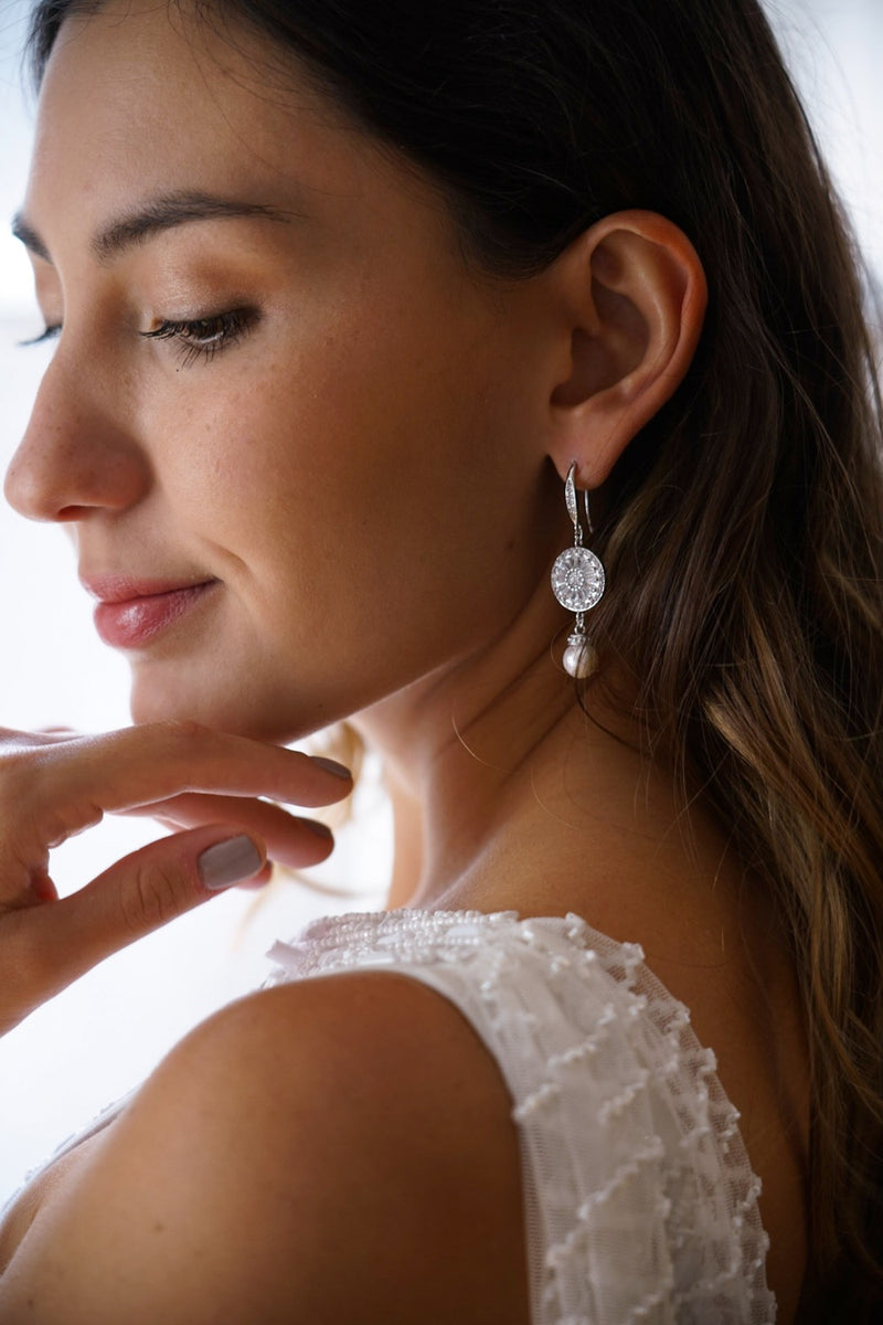 boucles d'oreilles avec un connecteur en zircon argenté et un pendentif perle naturelle
