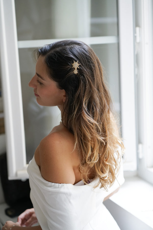 peigne mariage celeste avec deux étoiles orné de strass porté sur une coiffure cheveux laché