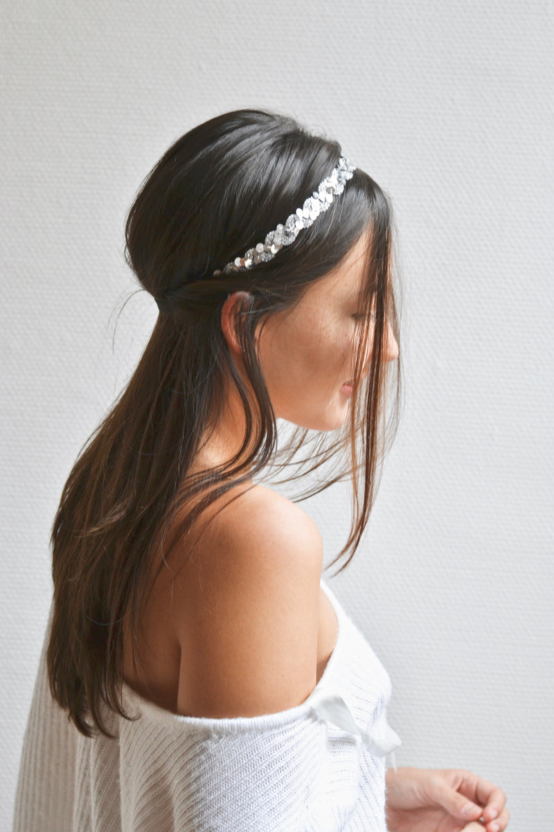 headband en strass en argent sur une mariée au cheveux détachés