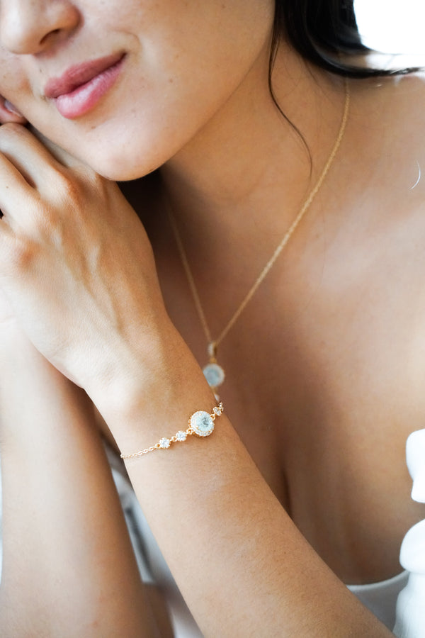 bracelet de mariage en or avec un connecteur en cristal et 4 petits cristaux