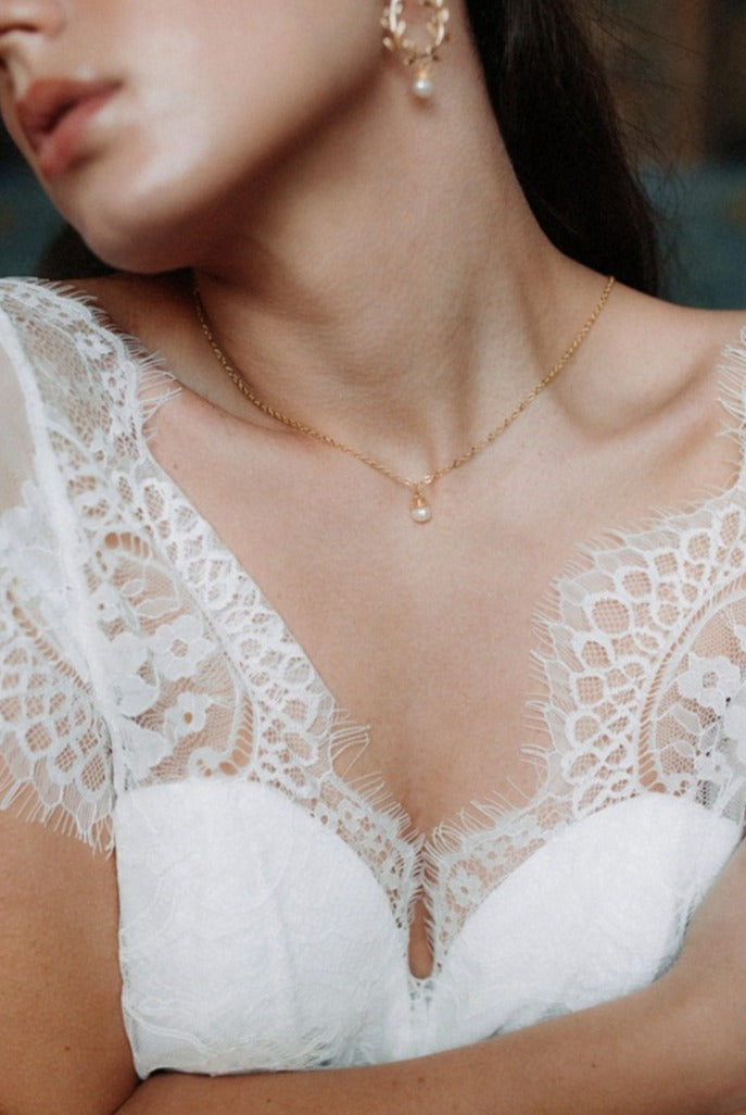 Mariée portant un petit collier de perle doré