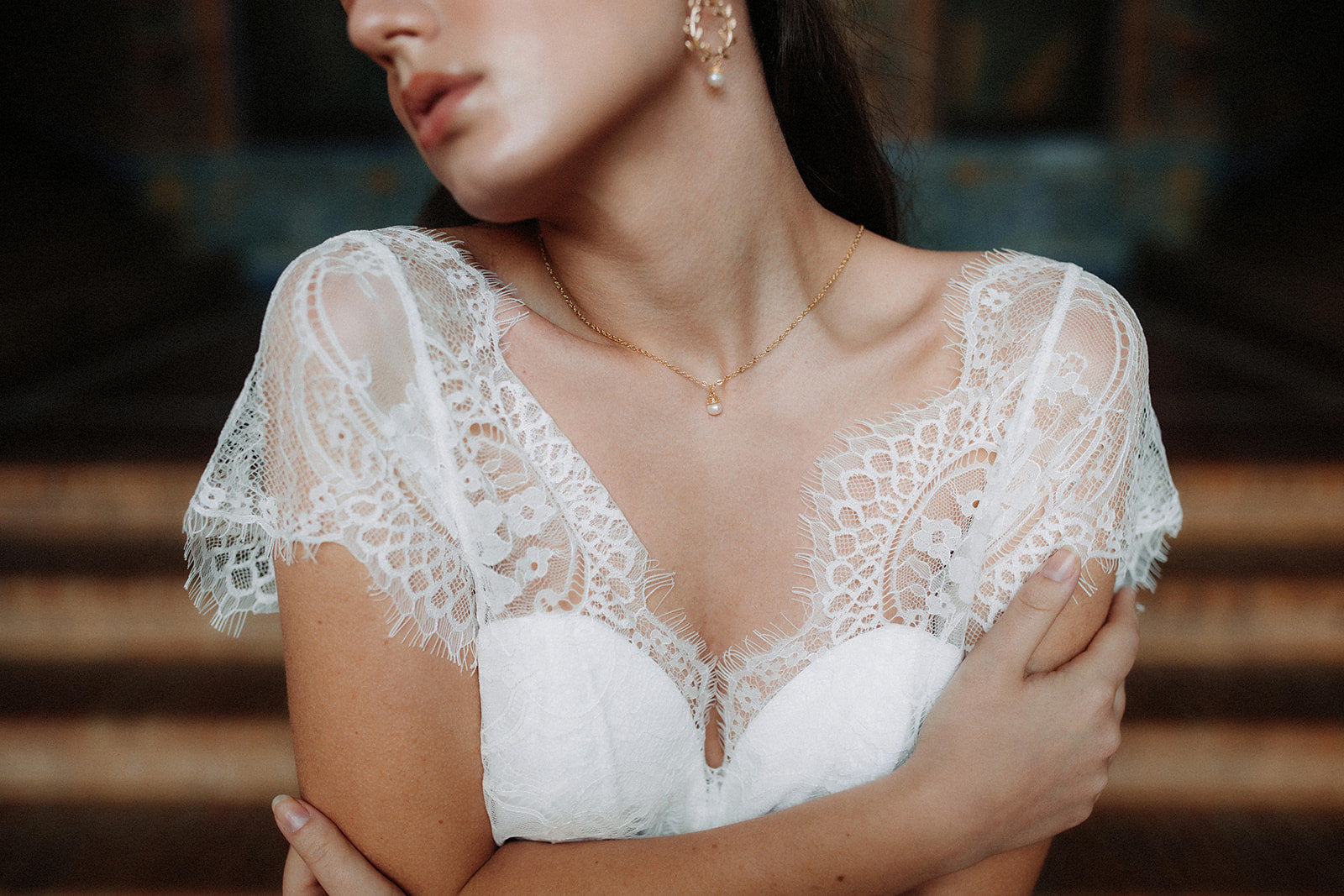 Devant d'un collier de dos à perle porté par une mariée 