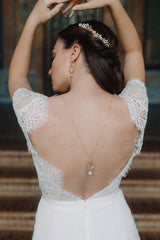 Mariée portant un collier de dos en goutte fleurie