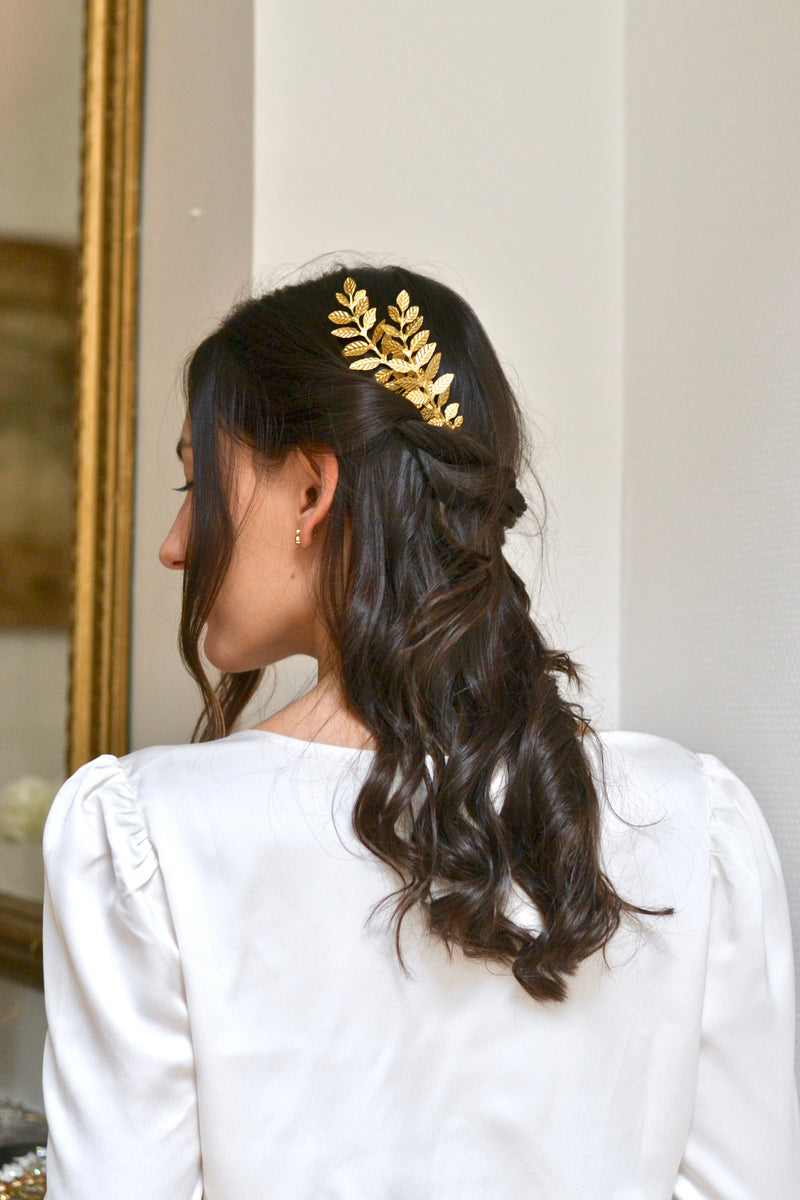 Mariée portant un peigne doré à fleurs de laurier