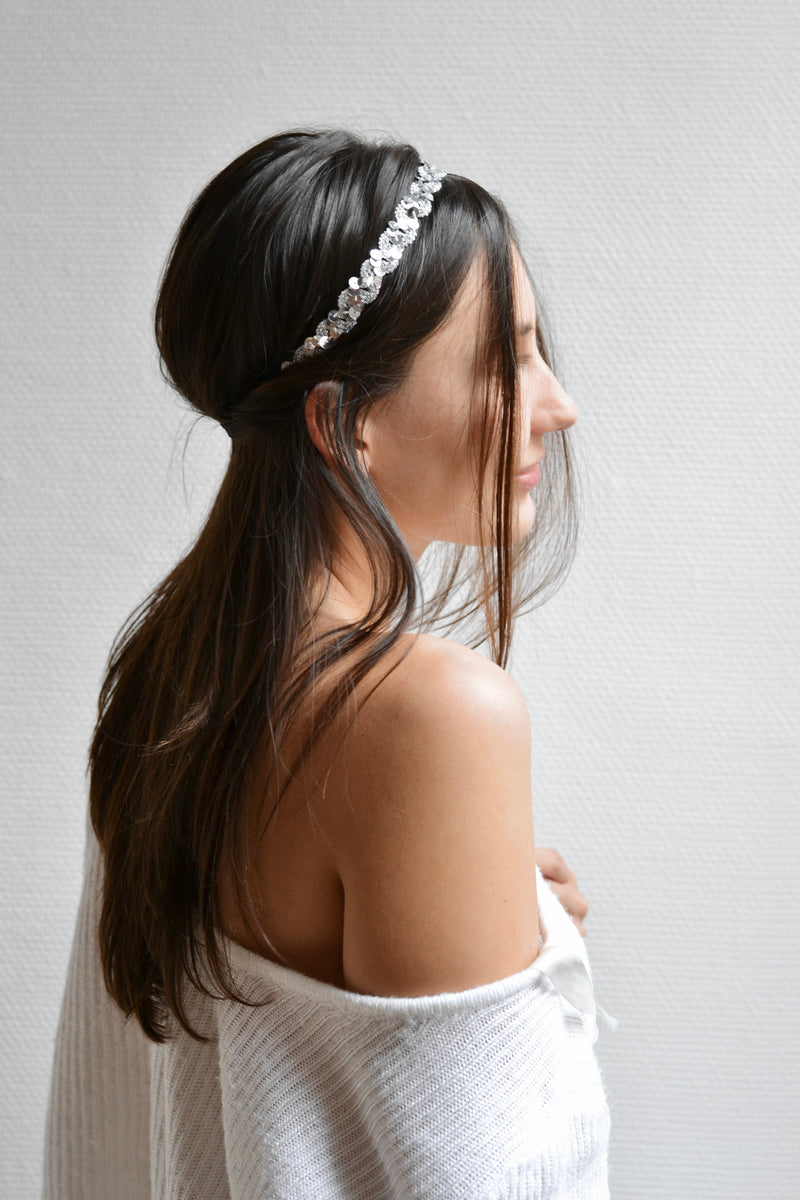 headband à strass pour le jour de son mariage sur des cheveux détaches lisses