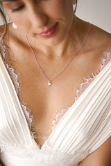 Mariée portant un collier argent avec un disque en perle mère élégant