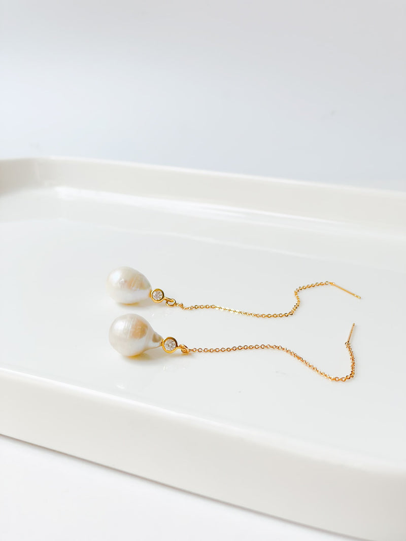 boucles d'oreilles en or et en perle baroque que s'enfile par une chaine 