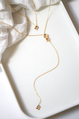 collier de dos en or style floral pour mariage sur un fond blanc