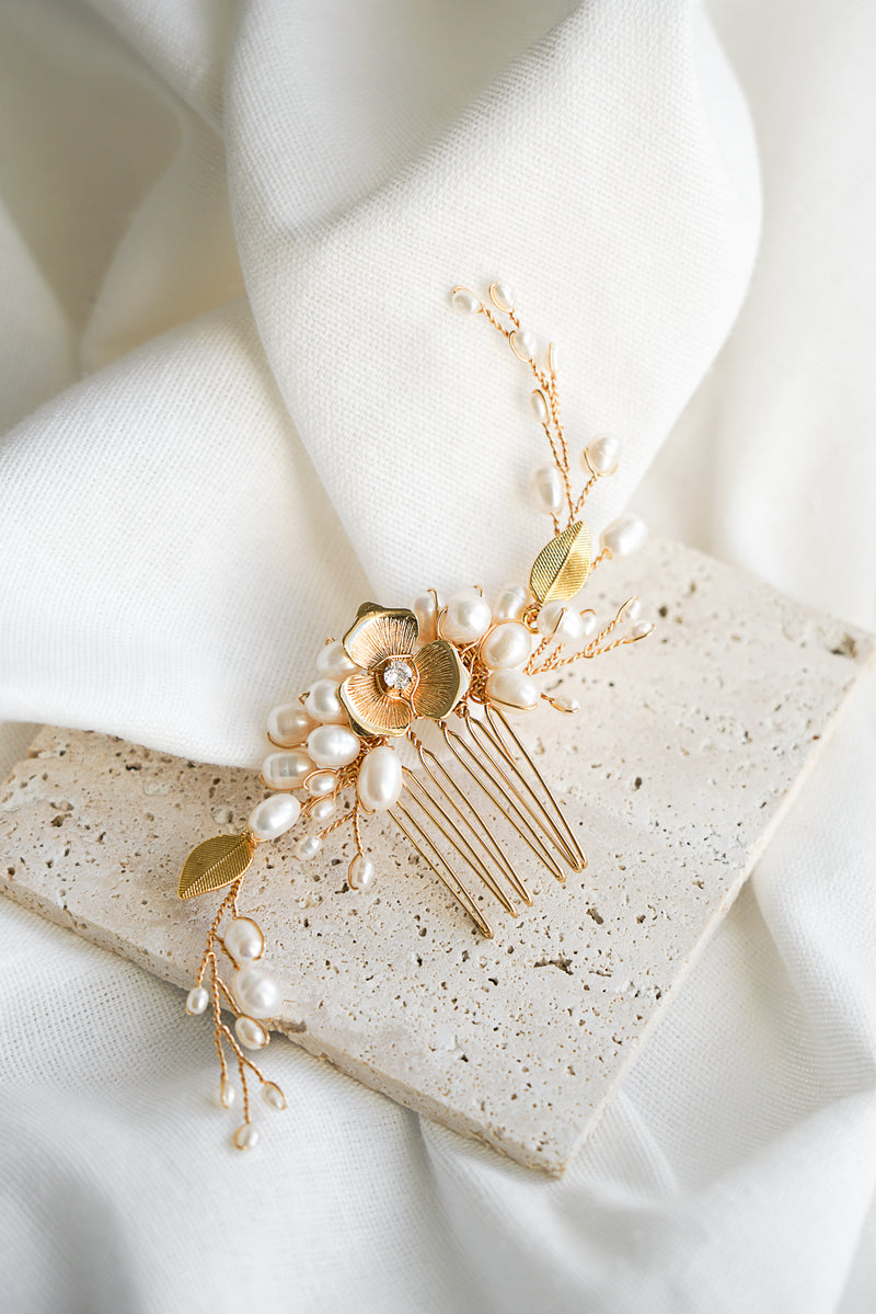 peigne mariage Atelier Lilac fait à la main avec des perles naturelles, des feuilles en or et une fleur en centre de l'accessoire de cheveux